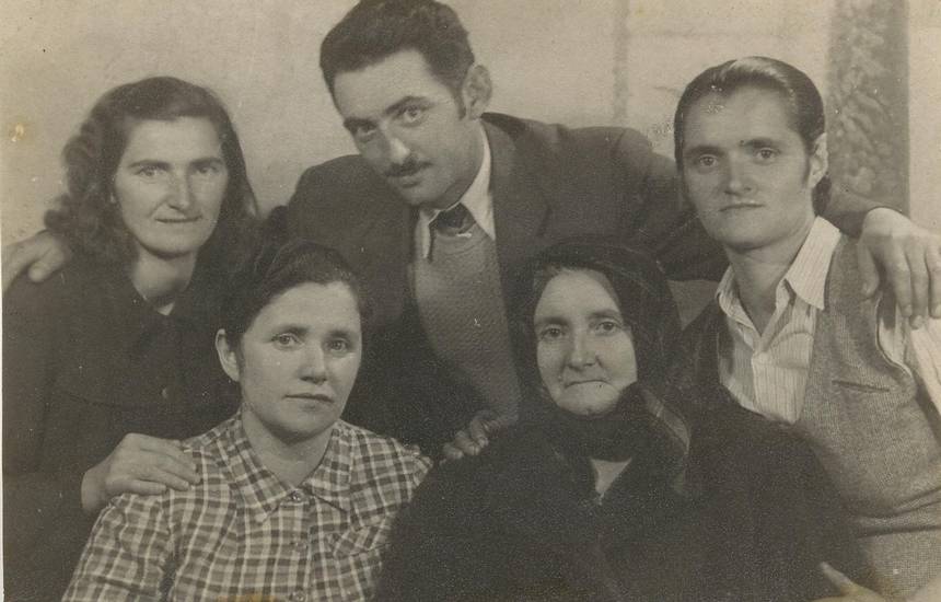 Tetka Dobrinka - prva s leve strane