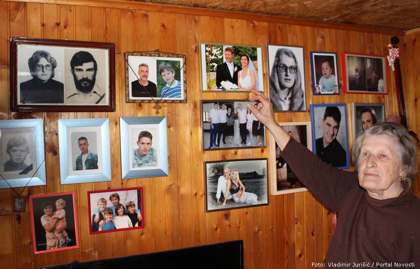 Zid ukrašen fotografijama najmilijih – Bogdanka Dragić