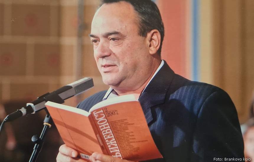 Na fotografiji iz Arhiva Brankovoga kola: Bratislav Milanović na Svečanom otvaranju 43. Brankovog kola, u Karlovačkaoj gimnaziji, 5. septembra 2014.