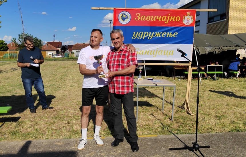 Pehar za Kendy uručio je predstavnik GO Zemun Boško Radovanović