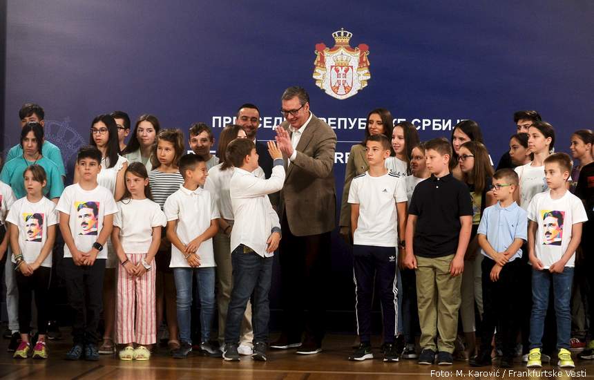 vucic sa srpskom djecom