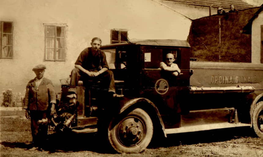 Autoštrcaljka marke Škoda s natpisom "Općina Glina" 1938.