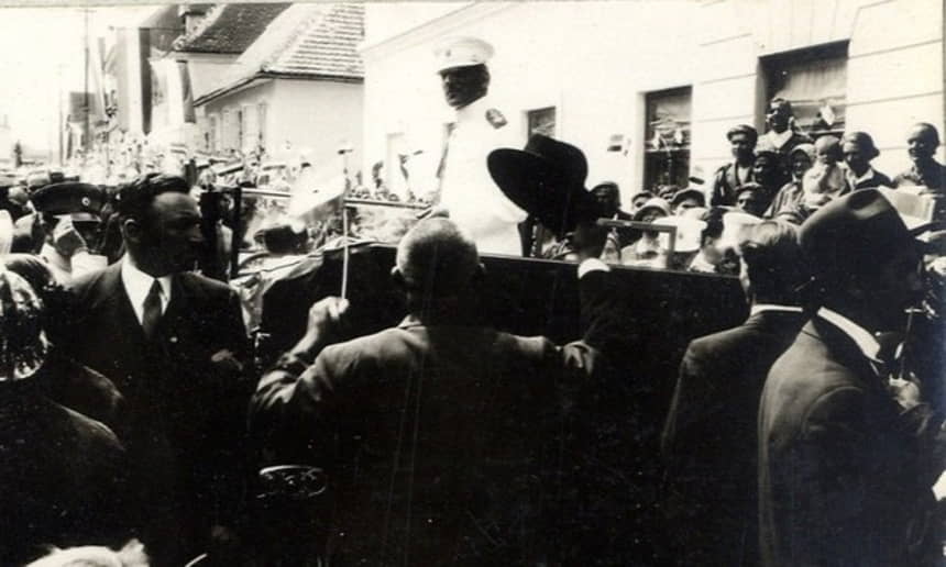 Kralj Aleksandar na automobilu u Karlovačkoj ulici u Glini, 7. lipnja 1931.