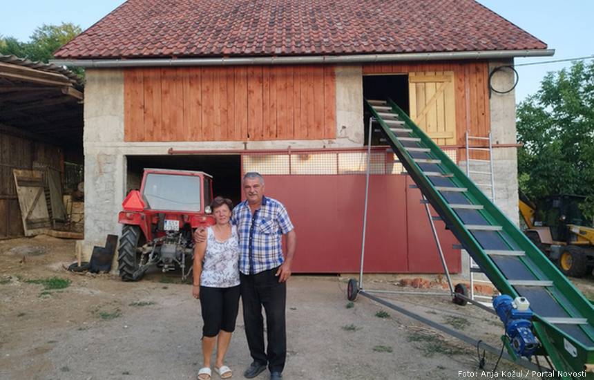 Mara i Dušan Novaković ispred nove štale (Foto: Anja Kožul)
