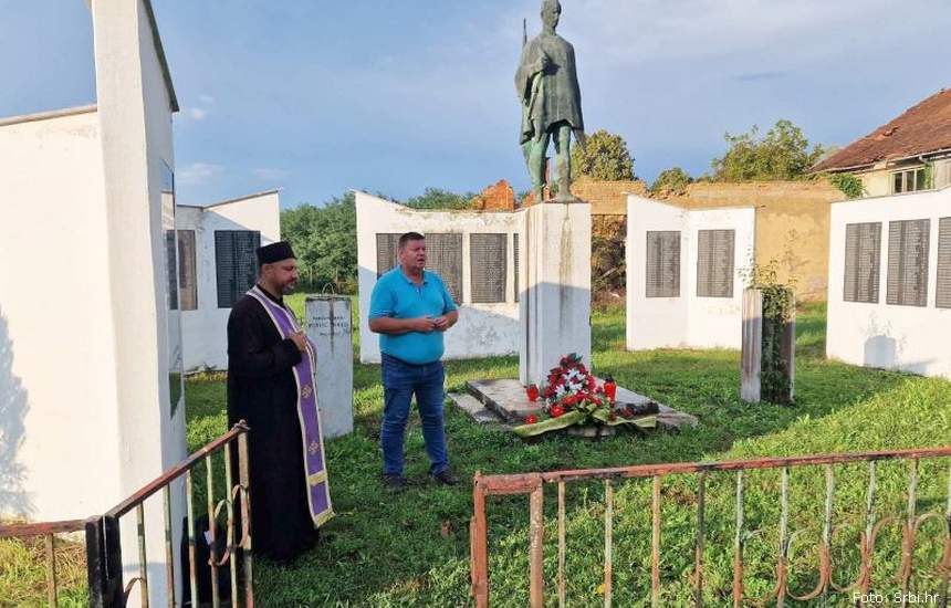 Protojerej Mile Ristić i Bogdan Rkman ispred spomenika u Perni
