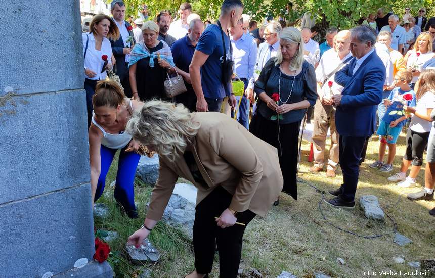 Ružu u spomen položila je Anja Šimpraga, potpredsjednica Vlade