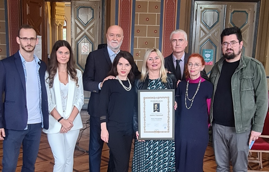 Sa diplomom nagrade za Ranka Risojevića: Nenad Grujičić, Branko Stojkov - direktora Karlovačke gimnazije, pesnici Jasna Milenović, Milan Gromović, Nikola Rausavljević, Dragana Lisić, glumica Danica Petrović I profesorica Svetlana Pavlović Pap