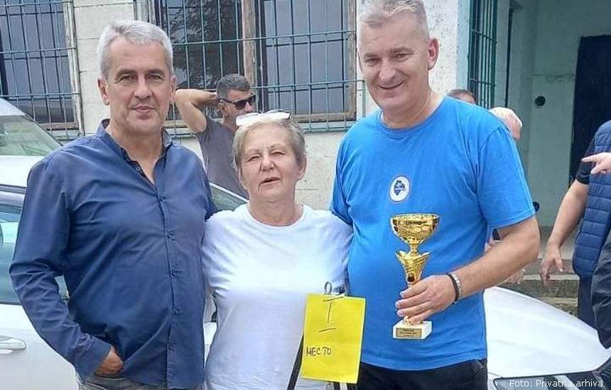 Milan Muždeka (desno) sa Danicom Bogdanović (u sredini) i predstavnikom GO Zemun Boškom Radovanovićem