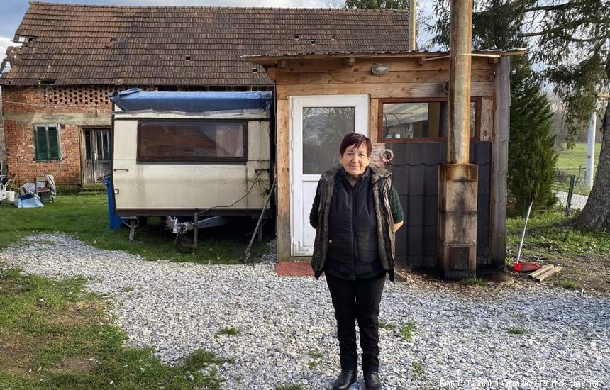 Draga Vujnović ispred svog privremenog smještaja | Foto: Tamara Opačić