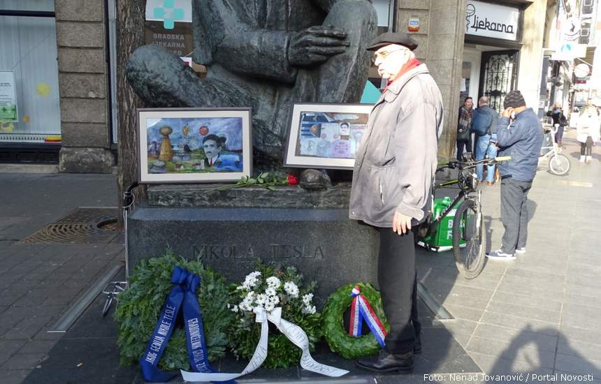 Jovo Tatišić izložio je svoje slike uz spomenik Tesli | Foto: Nenad Jovanović