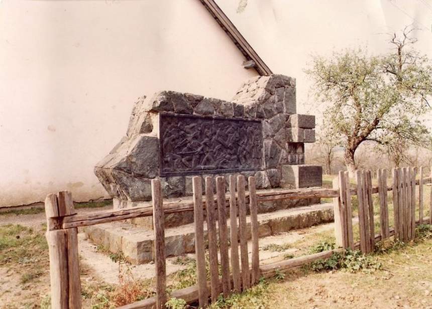 Spomenik palim borcima i žrtvama fašističkog terora iz 1961. godine, uništen nakon 1995.