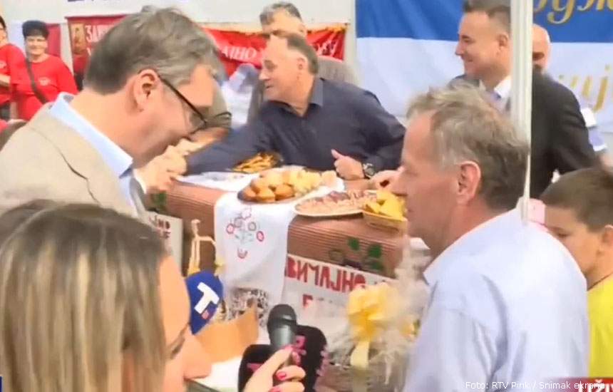 Predsjednik Vučić prilikom obilaska štanda "Zavičajnog udruženja Banijaca" | Foto: RTV Pink / snimak ekrana