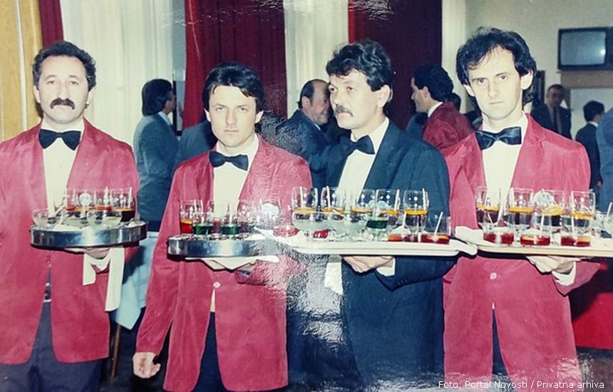 Prvi s desna kao mladi konobar