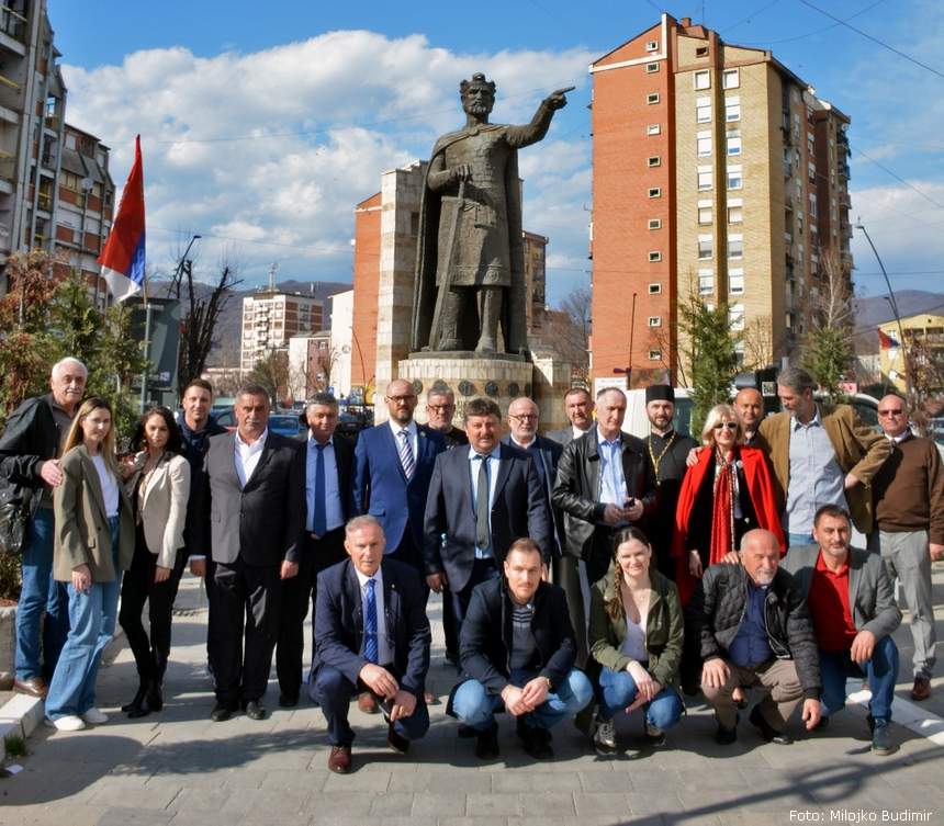 Učesnici Konferencije ispred spomenika knezu Lazaru u Kosovskoj Mitrovici