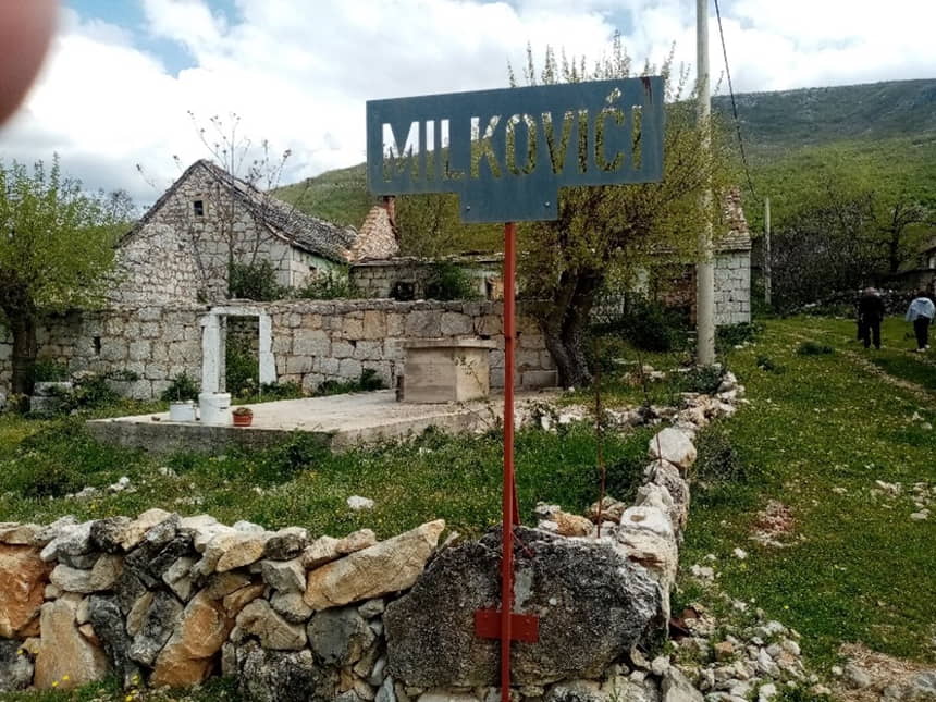 Pogled na kamene kuće i tablu sa natpisom Milkovići