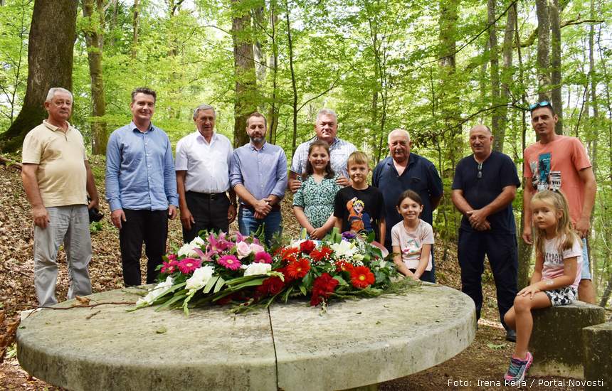 Sudionici godišnjice kod obilježja u Abezu | Foto: Irena Relja