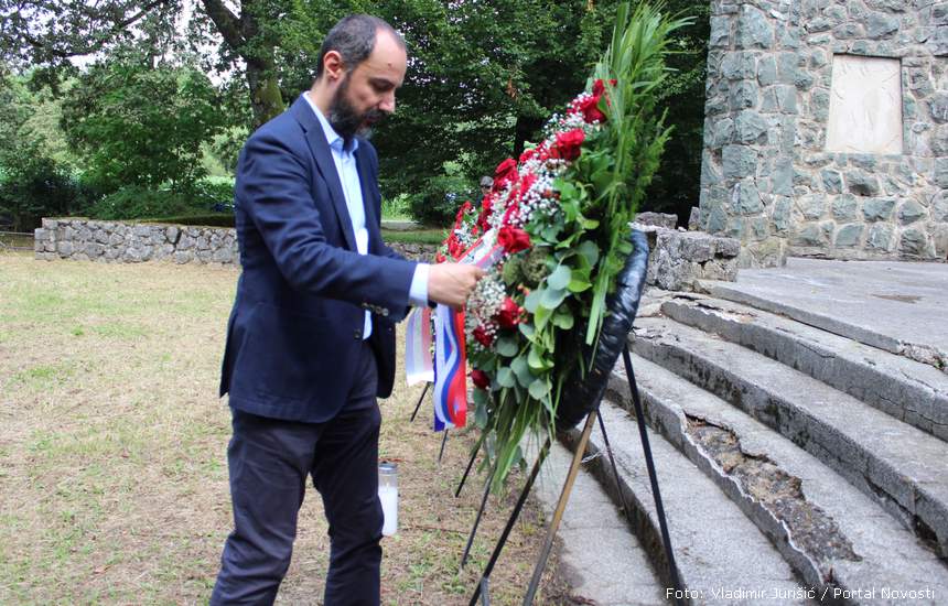 Boris Milošević polaže vijenac u Banskom Grabovcu | Foto: Vladimir Jurišić