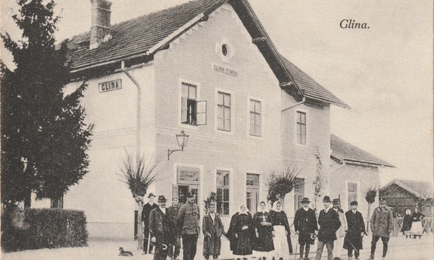 Latinično-ćirilični natpis na kolodvoru 1920-ih
