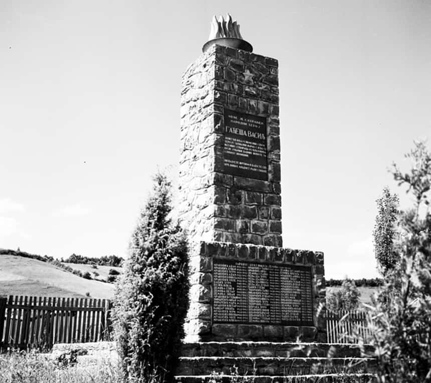 Spomenik Vasilju Gaćeši i spomen-ploča palim borcima Vlahovića 1952.
