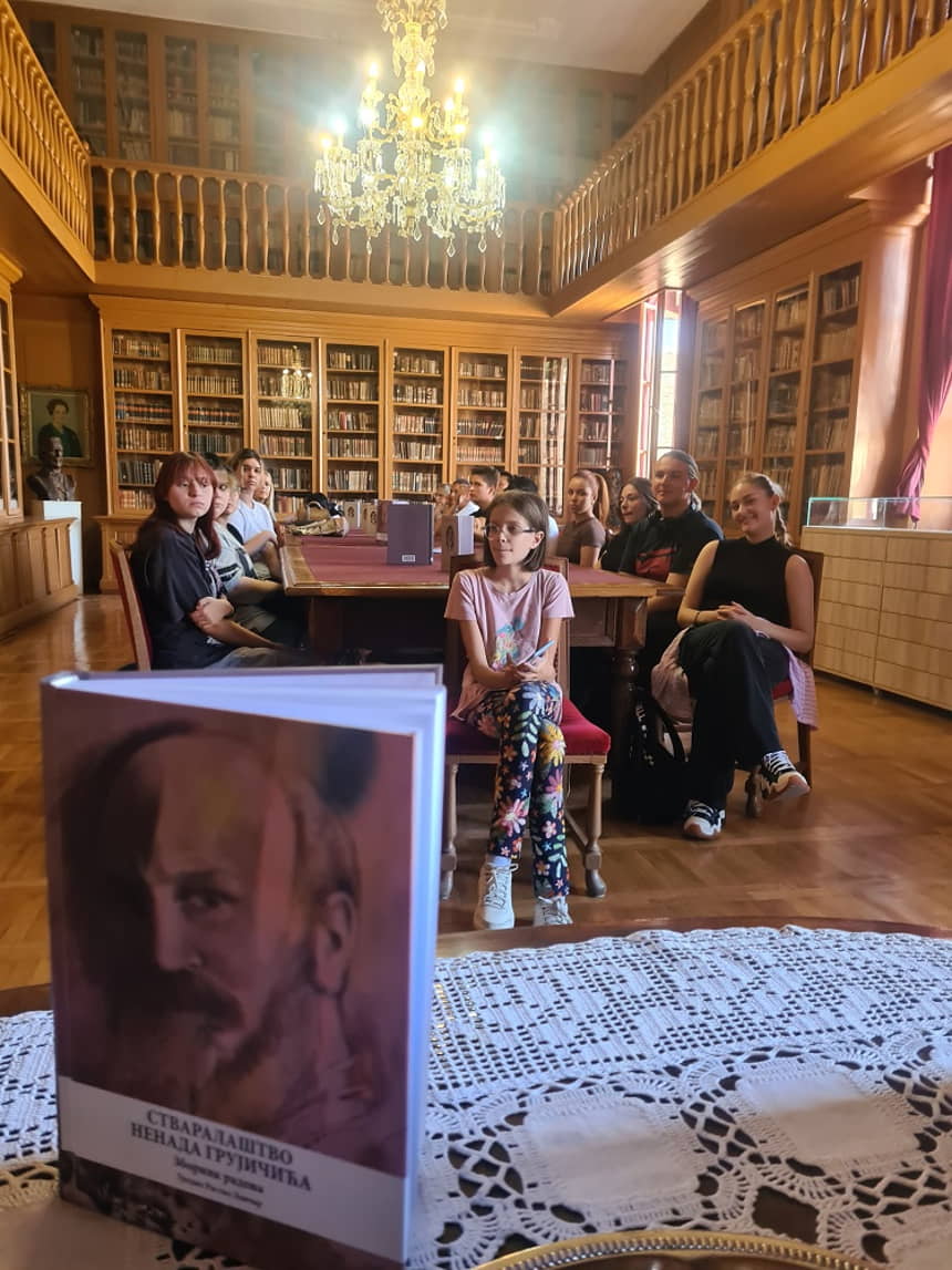 Публика пред почетак промоције