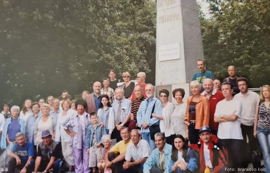 Pеsnici, umеtnici i publikа nа Strаžilovu, porеd Brаnkovog grobа, 2003. godine