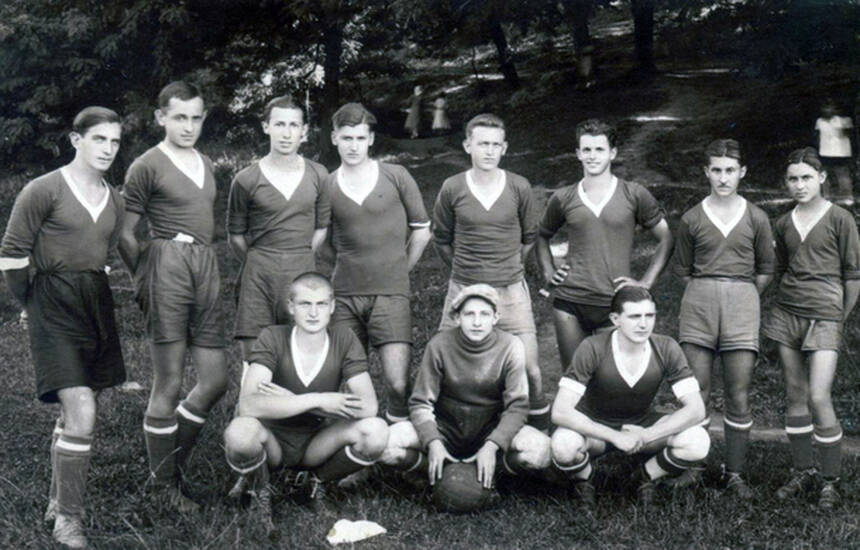 Glinski sportski klub i golman Marijan Horvat na igralištu pod Pogledićem u Glini 1933.