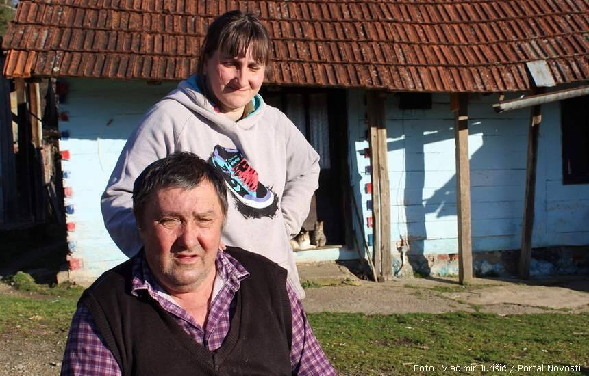 Otac Boško i kći Nevenka Dokić ispred drvene kuće (foto Vladimir Jurišić)