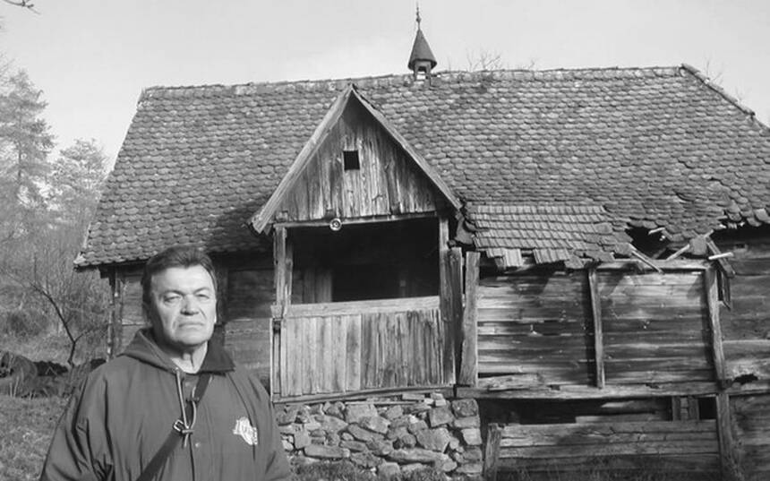 Branko Karapandza ispred kuce svojih predaka