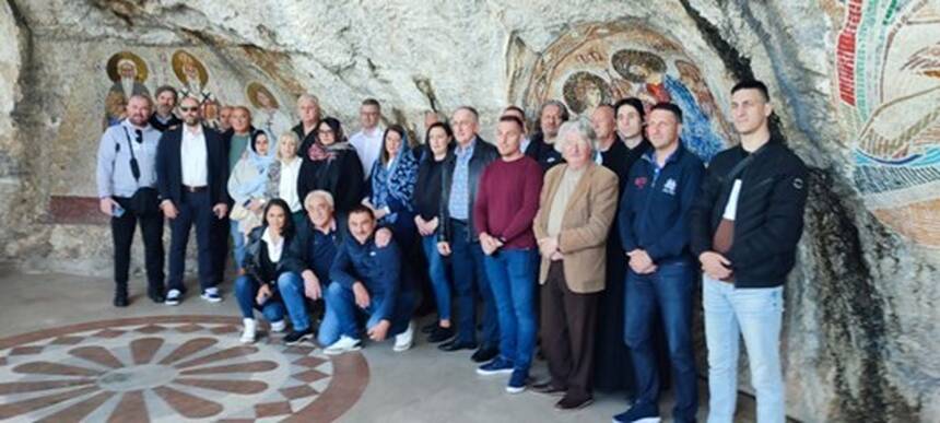 Učesnici konferencije u manastiru na Ostrogu | Foto: Milojko Budimir