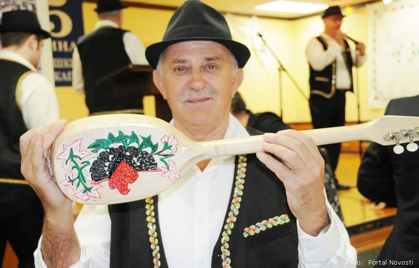 Jovo Poljak gradi tamburice