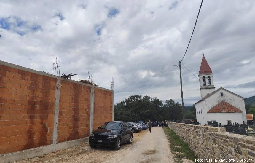 Novoizgrađeni objekat pored hrama