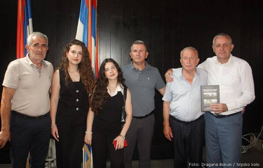 Radovan Bulatović (Darkov ujak), Slađana Vlahović (bratanica), Valentina Vlahović (bratanica), Goran Vlahović (Darkov brat), Vojislav Vlahović (Darkov otac) i Miodrag Linta