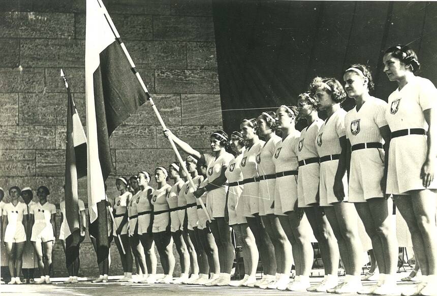 Desno Poljakinje levo predstavnice Jugoslavije Berlin 1936