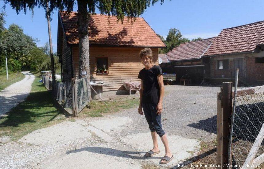 Ljubica Radanović u selu Ravno Rašće