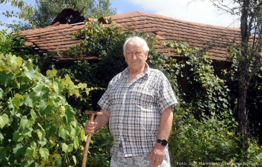 Porušeni i oštećeni objekti zarastaju u divlje kupine i korov