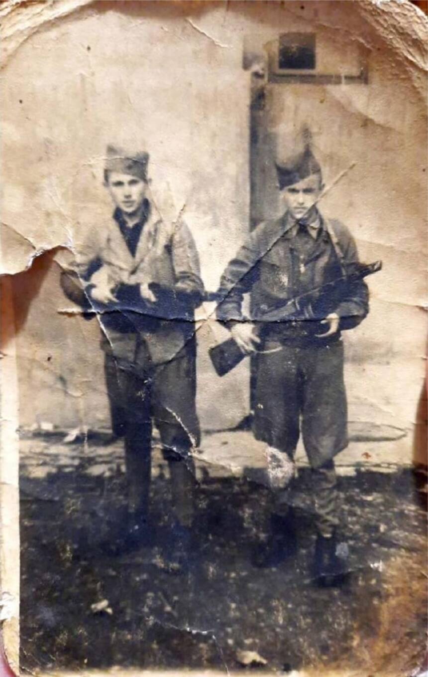 Desno je Nikola Stojisavljević Nikica, Beograd 1944.