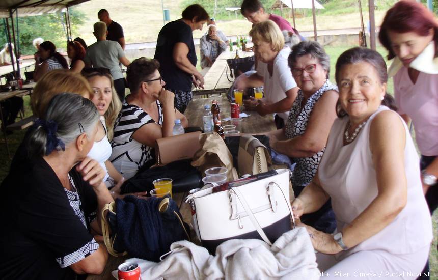 Mila Petrusa iz Zapresica i Stanka Bakovic sa svojim prijateljicama u Donjem Budackom