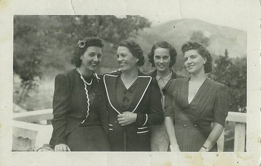 Uciteljice i clanice Sokola Jelka i Kiko Piper u Djenovicu 9 oktobra 1939
