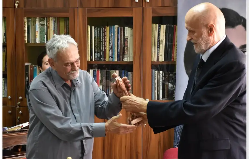 Nenad Grujicic predaje Dusku Novakovicu Statuetu Branka Radicevica 2 1
