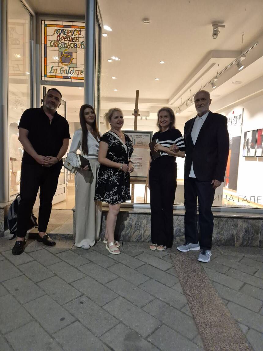 Фотос испред Галерије у риједору