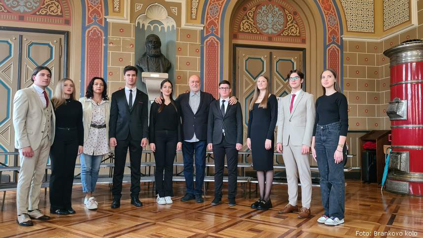 Pojci, đaci Karlovačke Bogoslovije i učenice Karlovačke gimnazije sa Nenadom Grujičićem i profesorkom Majom Stokin
