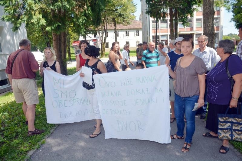 Dvor Protest 01