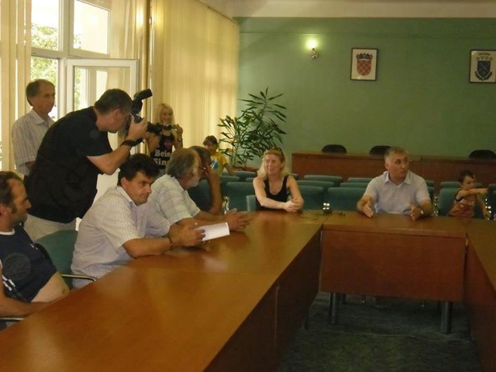 Dvor_Protest_08.jpg