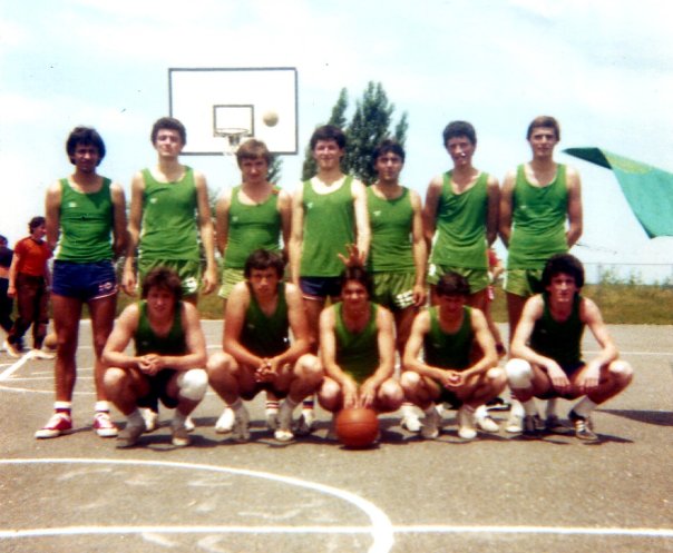 Slika iz 80-ih godina (stoje sa leva nadesno: Rogulja Siniša (živi u Petrinji), Hoffman Aleksandar (živi u Kanadi), Damjanović Ante (živi u Hrvatskoj), Srbljanin Dragoslav (živi u Srbiji), Španović Milivoj (živi u SAD), Tomić Branko (živi u Srbiji), Ljiljak Slavko (živi u Srbiji); slijeva nadesno čuče: Petković Zlatko (živi u Hrvatskoj), Popara Tihomir (živi u Srbiji), pok. Starović Radomir (sahranjen u Sloveniji), Galović Momir (živi u Srbiji) i Miljević Branko (živi u Petrinji, sadašnji sekretar KK Petrinja)