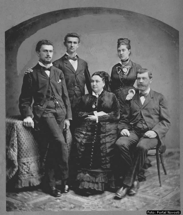 Petar Peleš s obitelji, 1880-ih godina