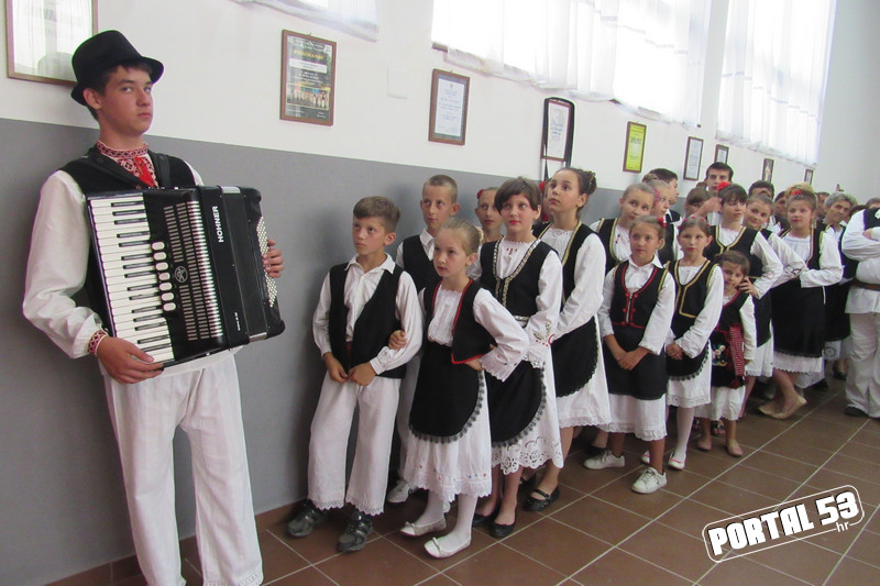 Smotra_folklora_u_Jabukovcu_06.jpg