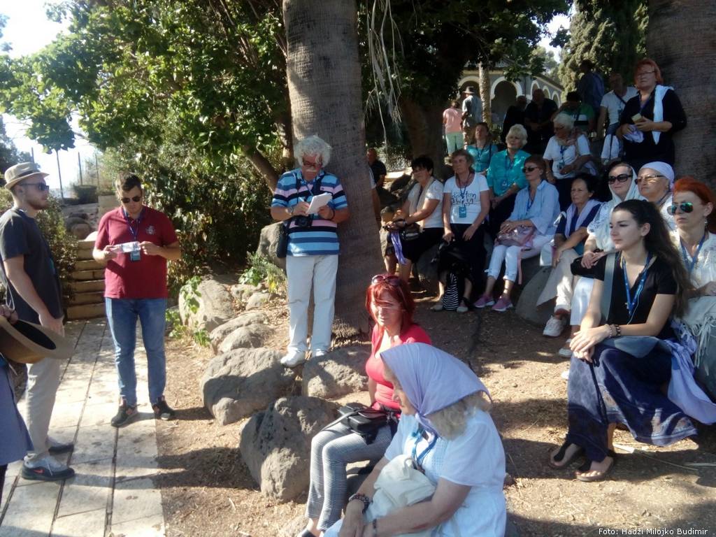 Poklonici na Gori Blaženstva slušaju poglavlja iz Jevanđelja po Mateju