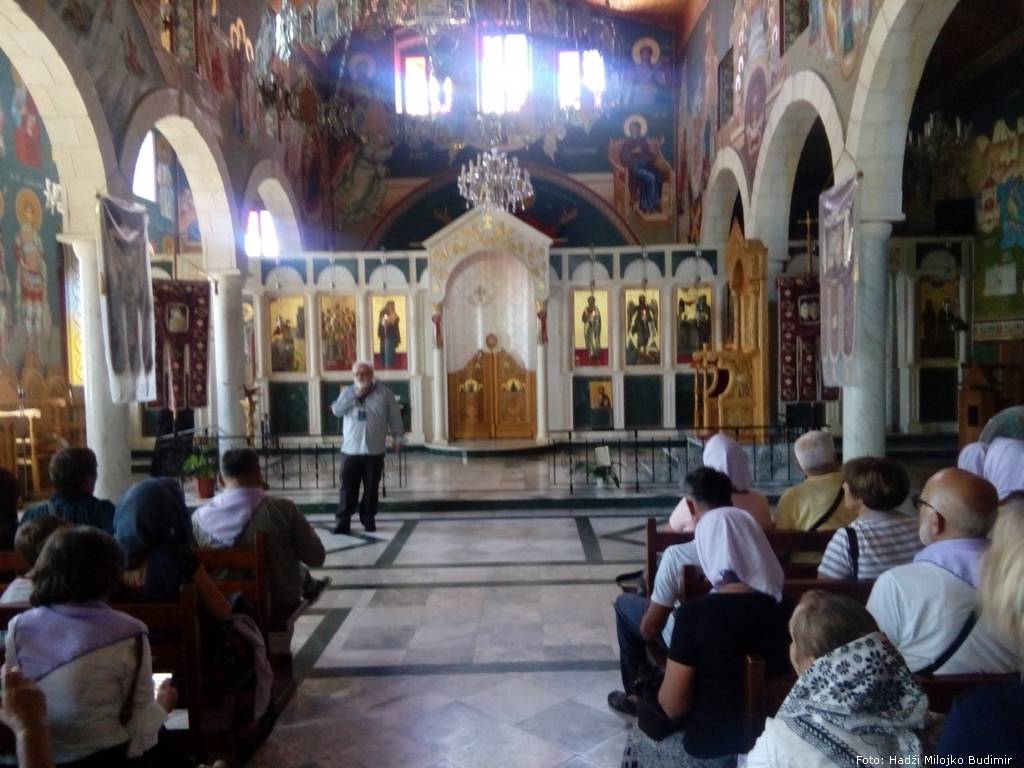 Poklonici u hramu arhangela Mihaila i Gavrila u Jafi