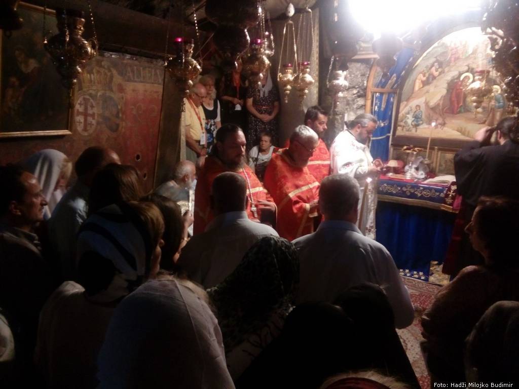 Poklonici u pećini u kojoj je Hristos rođen prisustvuje Svetoj liturgiji
