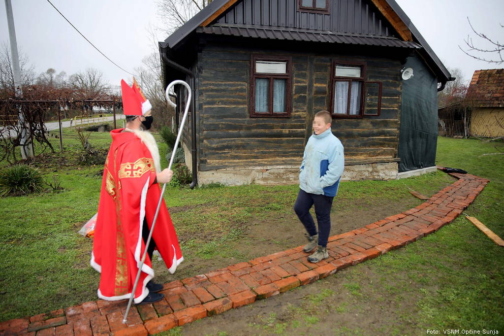 Sveti_Nikola_podjela_paketica_1.jpg